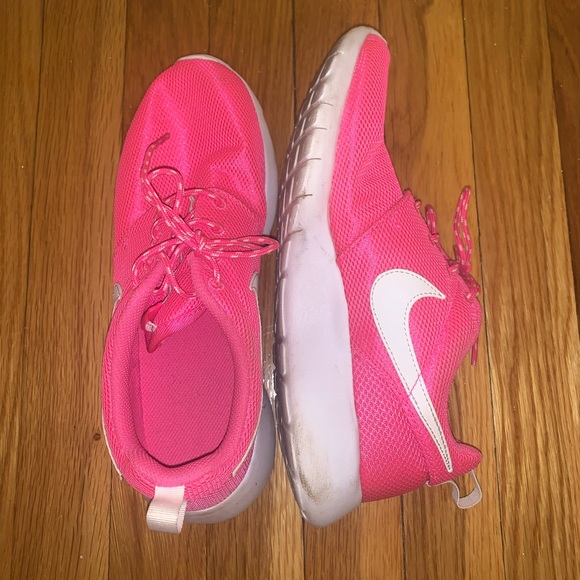 hot pink nike sneakers womens
